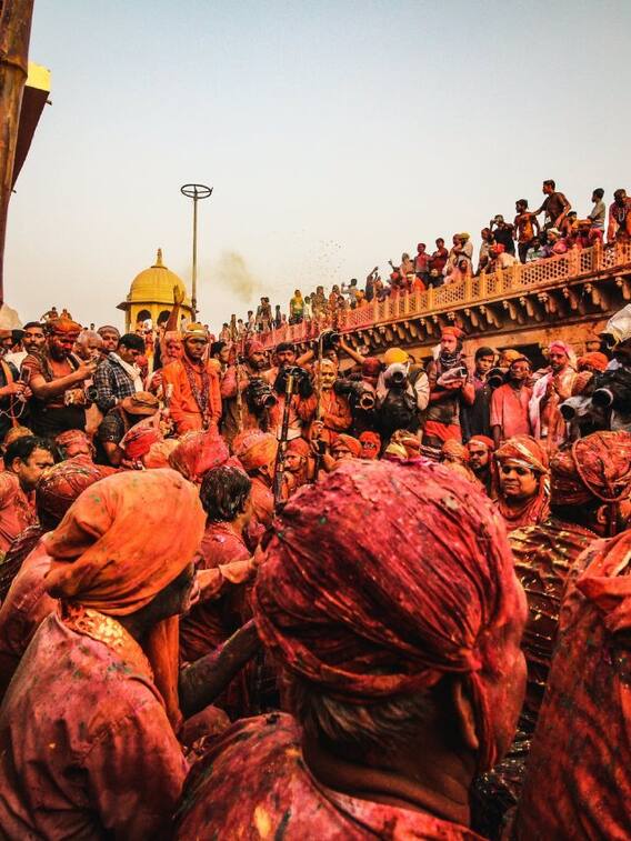 बेहद खास होती है वृंदावन में इन जगह की होली