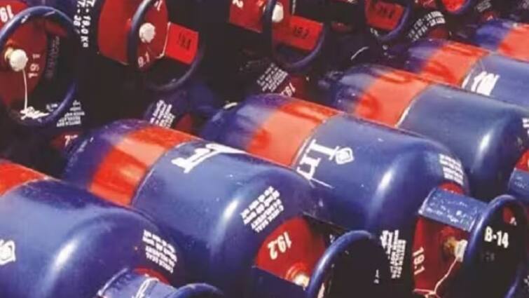 LPG gas cylinder price hiked in chennai check the commercial cylinder price from march 1 Gas Cylinder Price: மீண்டுமா..!  கேஸ் சிலிண்டர் விலை அதிகரிப்பு - தற்போதைய நிலவரம் என்ன?