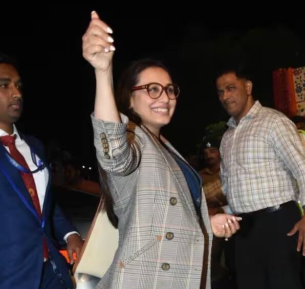 અભિનેત્રી રાની મુખર્જી પણ ગઈકાલે રાત્રે જામનગર પહોંચી હતી. દરમિયાન રાની મુખર્જી ખૂબ જ સ્ટાઇલિશ લુકમાં જોવા મળી હતી. બ્રાઉન ડેનિમ જીન્સ સાથે ચેક બ્લેઝરમાં રાની મુખર્જી એકદમ આકર્ષક લાગી રહી હતી.