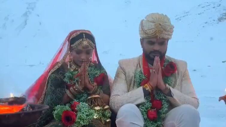 Viral Video Gujarat Couple Marry At -25 Degrees Celsius Himachal Pradesh Spiti Valley Viral Video Moorang village Social media trending Viral Video: Gujarat Couple Exchanges Wedding Vows At -25 Degrees Celsius In Himachal's Spiti Valley