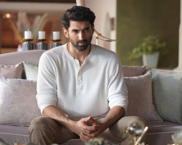 बॉलीवुड एक्टर आदित्य रॉय कपूर की कुछ फिल्में हिट हैं लेकिन पिछले कुछ सालों से उनकी फिल्में फ्लॉप होने लगी हैं. हालांकि ओटीटी पर वो 'द नाइट मैनेजर' सीरीज में दिखे, जिसे पसंद किया गया.