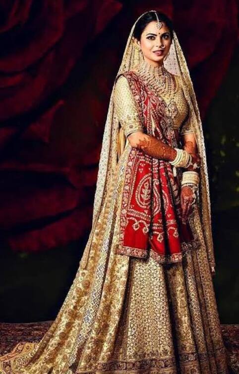 முகேஷ் அம்பானியின் மகள் ஈஷா அம்பானி, ரூபாய் 452 கோடி மதிப்பிலான 5 மாடி பங்களாவிற்கு உரிமையாளர் ஆவார். மேலும் ஈஷா, தனது திருமணத்திற்கு அணிந்திருந்த லெஹங்காவின் மதிப்பு 90 கோடி ஆகும்.