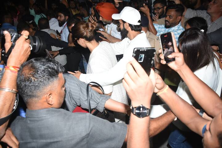 रणवीर का दीपिका की इतनी केयर करना फैंस को बहुत पसंद आ रहा है. वो रणवीर की खूब तारीफ कर रहे हैं.
