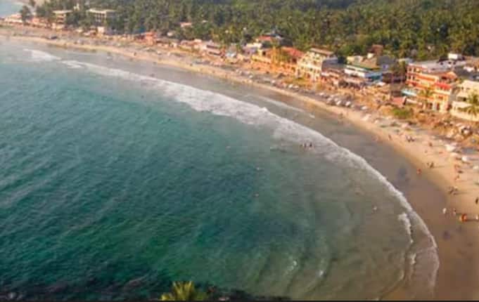 ਕੇਰਲ ਦੇ ਤਿਰੂਵਨੰਤਪੁਰਮ ਤੋਂ ਸਿਰਫ 16 ਕਿਲੋਮੀਟਰ ਦੂਰ ਕੋਵਲਮ ਆਪਣੇ ਸੁੰਦਰ ਬੀਚਾਂ ਲਈ ਵੀ ਮਸ਼ਹੂਰ ਹੈ। ਕੋਵਲਮ ਦੇ ਵਿਸ਼ਾਲ ਨਾਰੀਅਲ ਦੇ ਦਰੱਖਤ ਅਤੇ ਦਿਲਚਸਪ ਬੀਚ ਖਿੱਚ ਦਾ ਕੇਂਦਰ ਹਨ। ਕੋਵਲਮ ਨੂੰ ਦੱਖਣੀ ਭਾਰਤ ਦਾ ਸਵਰਗ ਕਿਹਾ ਜਾਂਦਾ ਹੈ।