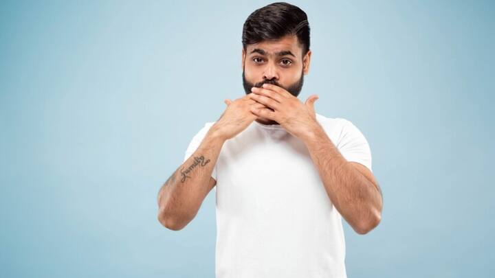 গ্রিন টি খান - গ্রিন টি মুখের দুর্গন্ধ দূর করতে সাহায্য করে। তাই এক কাপ গ্রিন টি খেতে পারেন পেঁয়াজের কোনও পদ খাওয়ার পর। (প্রতীকী ছবি সৌজন্য - ফ্রিপিক)