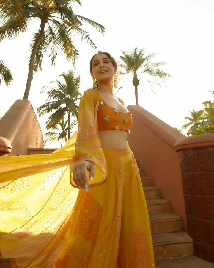 ప్రగ్యా జైస్వాల్ నవ్వుకు చాలా మంది ఫ్యాన్స్ ఉన్నారు. 'కంచె' సినిమాలో ఆమె చూపులకు ఫిదా అయిన ఆడియన్స్ కూడా ఎక్కువే. అందాల భామ ట్రెడిషనల్ డ్రస్ ఫోటోలు షేర్ చేస్తే ప్రేక్షకులు చూడకుండా ఉంటారా చెప్పండి!(Image Courtesy: jaiswalpragya / Instagram)