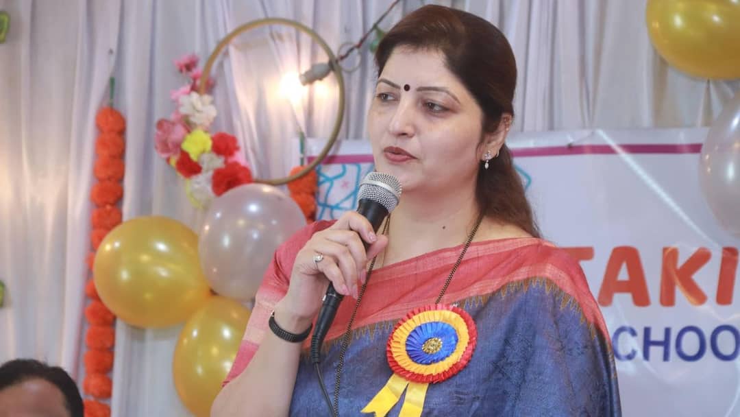 Rupali Chakankar: महिला आयोगाच्या सदस्याकडून रुपाली चाकणकरांवर गंभीर आरोप, अध्यक्षपदाच्या राजीनाम्याची मागणी NCP Leader Rupali Chakankar Should resign from State Women commission president post accusations by Sangeeta chavan Rupali Chakankar: महिला आयोगाच्या सदस्याकडून रुपाली चाकणकरांवर गंभीर आरोप, अध्यक्षपदाच्या राजीनाम्याची मागणी