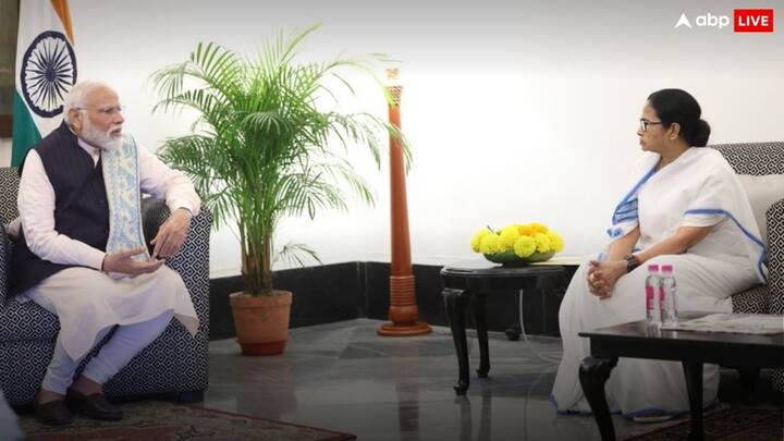 PM Narendra Modi meets Mamata Banerjee amid Sandeshkhali controversy west Bengal CM told what happened in meeting Mamata Banerjee Meets PM Modi: संदेशखाली विवाद के बीच PM मोदी और CM ममता बनर्जी की मुलाकात, मीटिंग से निकलकर बंगाल CM ने बताया क्या हुई बात