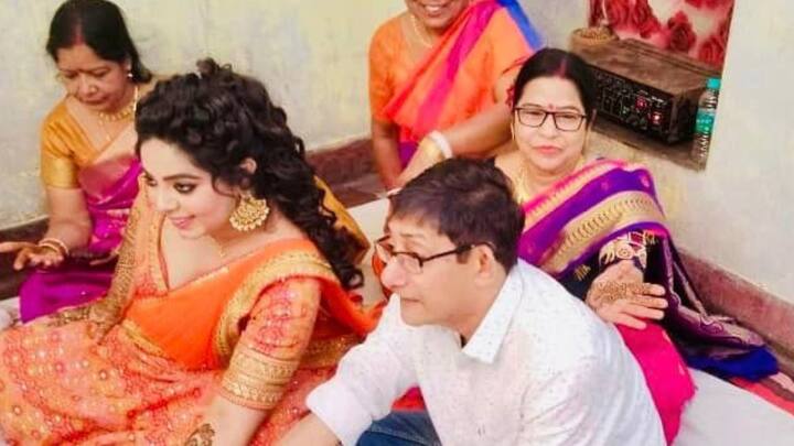 বিয়ের জন্য ধারাবাহিকের কাজ থেকে ছুটি নিয়েছেন শ্রীময়ী। তাই তার আগে এগিয়ে রেখেছেন শ্যুটিংয়ের কাজ। কিন্তু তার মাঝেও সময় বের করে সেরেছেন রূপচর্চা। বিয়ে বলে কথা। ছবি: শ্রীময়ী চট্টরাজের ফেসবুক