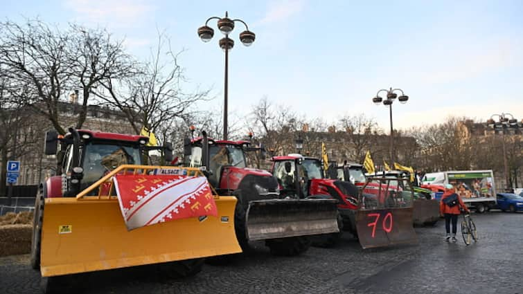 French Farmers Protesters Block Traffic Around Paris Famed Arc De Triomphe Monument Amid Protest French Farmers Block Traffic Around Paris's Famed Arc De Triomphe Monument Amid Protest. WATCH