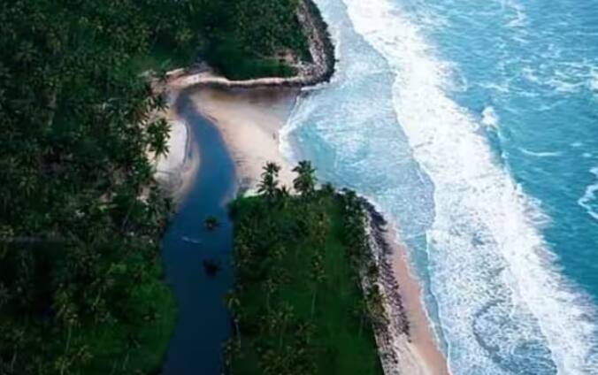 ਇਹ ਸ਼ਹਿਰ ਸੋਨੇ ਅਤੇ ਹੀਰੇ ਦੇ ਗਹਿਣਿਆਂ ਲਈ ਮਸ਼ਹੂਰ ਹੈ, ਕੇਰਲ ਵਿੱਚ ਵਰਤੇ ਜਾਣ ਵਾਲੇ ਗਹਿਣਿਆਂ ਦਾ ਲਗਭਗ 70% ਇੱਥੇ ਨਿਰਮਿਤ ਹੁੰਦਾ ਹੈ। ਇੱਥੋਂ ਦੇ ਸਭ ਤੋਂ ਸਾਫ਼-ਸੁਥਰੇ ਬੀਚਾਂ ਵਿੱਚ ਚਾਵੱਕੜ ਬੀਚ, ਨਾਟਿਕਾ ਬੀਚ, ਵਦਨੱਪੱਲੀ ਬੀਚ, ਸਨੇਹਥੀਰਾਮ ਬੀਚ ਅਤੇ ਪੇਰੀਅੰਬਲਮ ਬੀਚ ਸ਼ਾਮਲ ਹਨ।