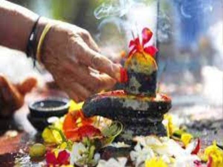 Mahashivratri 2024: શાસ્ત્રો કહે છે કે, શિવલિંગના સ્પર્શથી જ પરેશાનીઓ દૂર થઈ જાય છે, તેથી 8 માર્ચે 3 મુખ્ય દોષોમાંથી મુક્તિ મેળવવાનો ખૂબ જ ખાસ અવસર છે.આ દિવસે 3 પ્રકારના વિશેષ પાનથી શિવની પૂજા કરો.