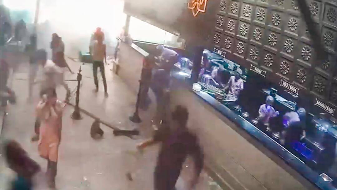 Bengaluru cafe blast: બેંગલુરુ કેફે બ્લાસ્ટના બે શંકાસ્પદો પર 20 લાખનું ઇનામ જાહેર, તસવીરો કરાઇ જાહેર Bengaluru cafe blast: Bengaluru cafe blast: Rs 20 lakh reward declared for information on two suspects Bengaluru cafe blast: બેંગલુરુ કેફે બ્લાસ્ટના બે શંકાસ્પદો પર 20 લાખનું ઇનામ જાહેર, તસવીરો કરાઇ જાહેર