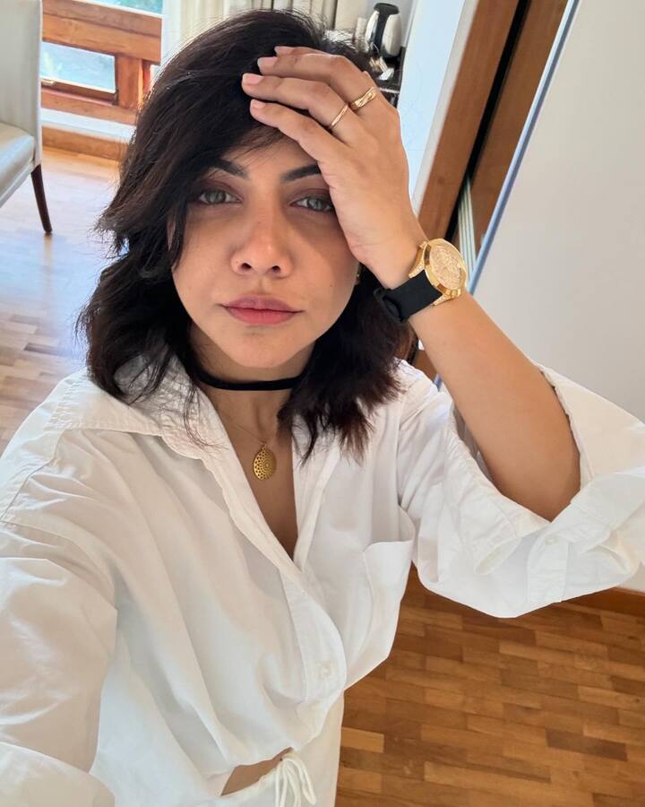 మడోనా మలయాళం ప్రేమమతో సినీకెరీర్ ప్రారంభించింది. ఈ సినిమాలో అసలు మేకప్ లేకుండా నటించి సినీ అభిమానులను ఆకట్టుకుంది.(Images Source : Instagram/madonnasebastianofficial)