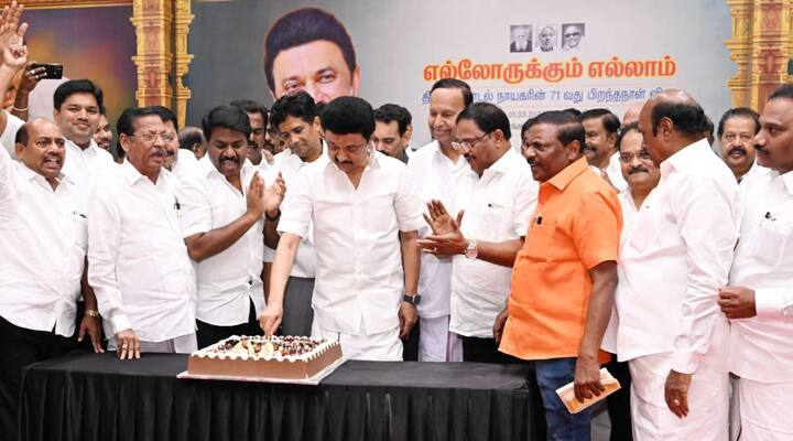 அங்கு கட்சி தொண்டர்கள் அனைவரும் சேர்ந்து, கேக் வெட்டி கொண்டாடினர்.