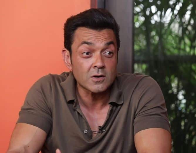 90's के एक्टर बॉबी देओल की कई सारी फिल्में फ्लॉप हुईं लेकिन 'आश्रम' से इनकी किस्मत चमक गई. इसके बाद बॉबी ने ओटीटी पर कई सारी वेब सीरीज कीं जो हिट हैं.