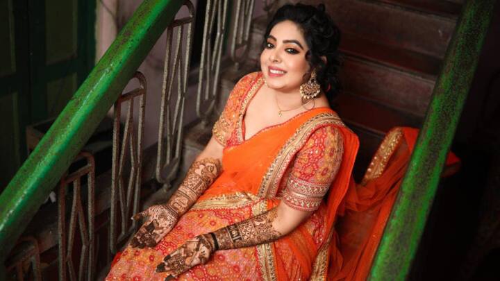 কিন্তু সময়ের অভাব। শ্রীময়ী বলছেন, 'হিসেব করে দেখলাম, মুম্বই থেকে পোশাক তৈরি হয়ে আসার আর সময় নেই। সেই পরিকল্পনা বাতিল করে তাই নিজেই ডিজাইন করছি কাঞ্চন আর আমার পোশাক।' ছবি: শ্রীময়ী চট্টরাজের ফেসবুক