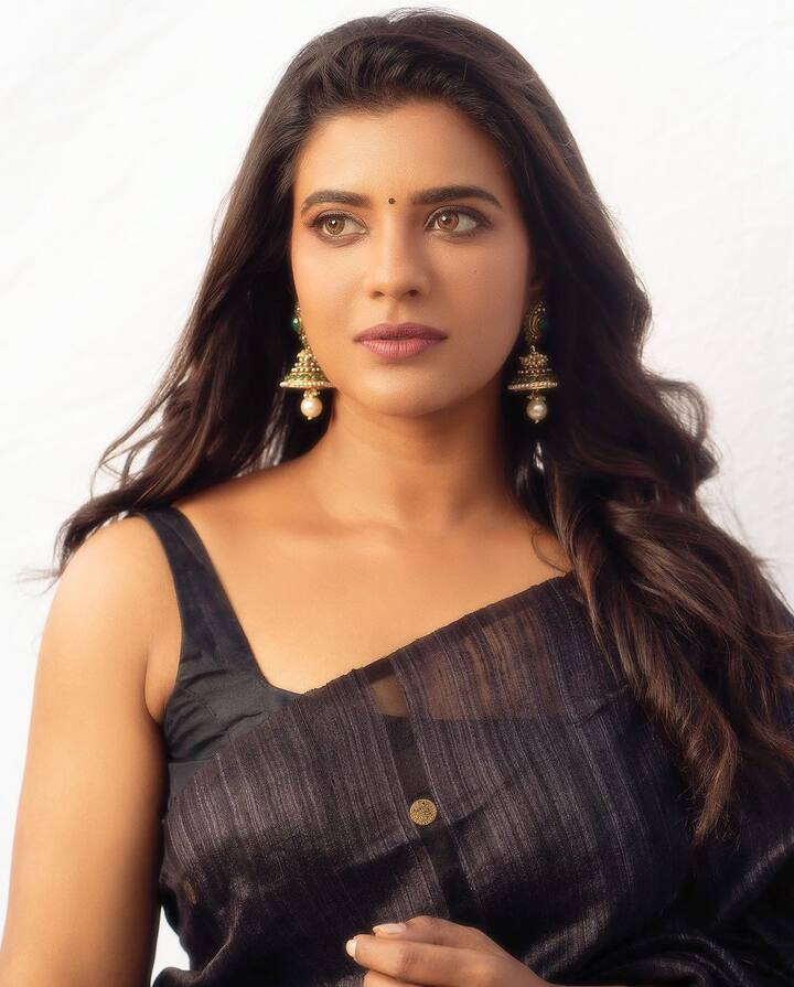 தமிழ் திரையுலகில் காக்கா முட்டை திரைப்படத்தின் மூலம் பிரபலமாகி தர்மதுரை, கனா, நம்ம வீட்டு பிள்ளை உள்ளிட்ட வெற்றி திரைப்படங்களில் நடித்து முன்னணி கதாநாயகியாக வலம் வருபவர் நடிகை ஐஸ்வர்யா ராஜேஷ்.