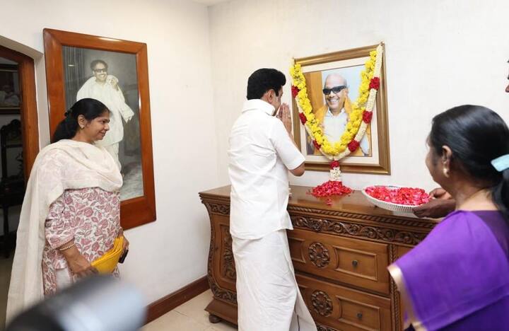 மார்ச் 1 ஆம் தேதி பிறந்தநாள் காணும் தமிழக முதல்வர் மு.க.ஸ்டாலின், இன்று காலையில் அவரது இல்லத்தில் இருக்கும் முன்னாள் முதல்வர் கலைஞரின் திருவுருவ படத்திற்கு மரியாதை செலுத்தினார்.