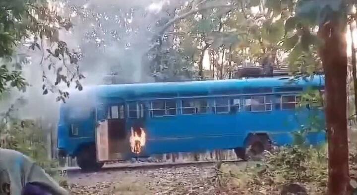 Shocking incident happened in Gadchiroli A running bus caught fire bus driver saved the lives of the passengers maharashtra marathi news Gadchiroli News : धक्कादायक! धावत्या एसटीने घेतला अचानक पेट; बसचालकाच्या प्रसंगावधानाने वाचले प्रवाशांचे प्राण
