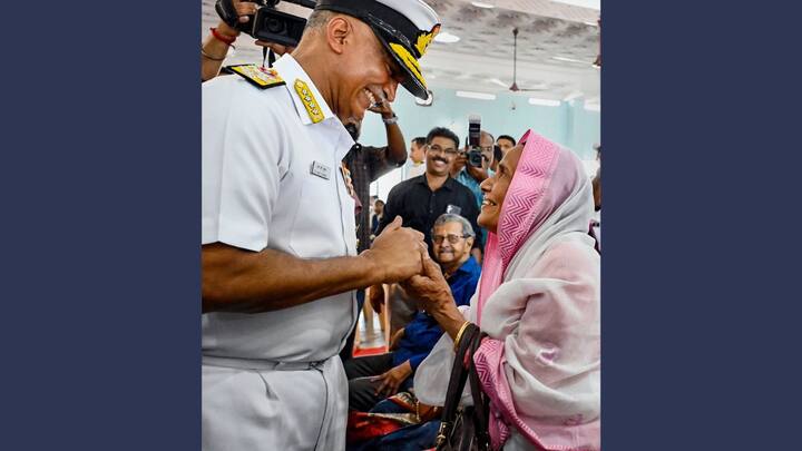 दरअसल, नौसेना प्रमुख हरि कुमार जिस महिला का पैर छू रहे हैं, वो उनकी बचपन की टीचर जमीला बेगम हैं. जमीला बेगम ने नेवी चीफ को तिरुवनंतपुरम के वजहुथाकॉड में स्थित कार्मेल कॉन्वेंट हायर सेकेंडरी स्कूल में पढ़ाया था.