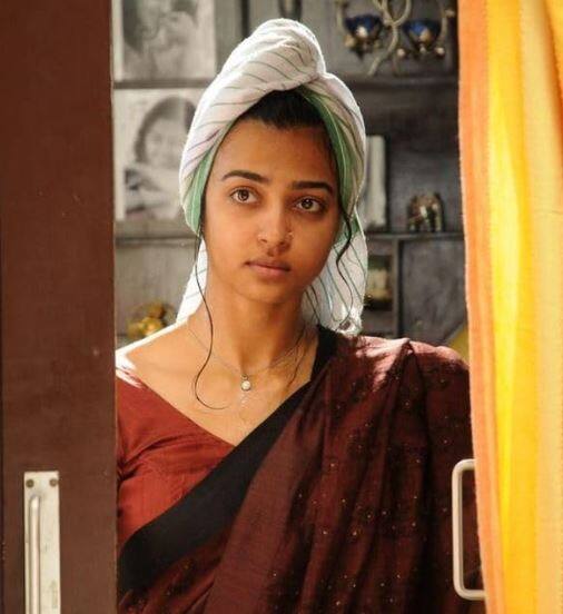 बॉलीवुड एक्ट्रेस राधिका आप्टे ने कई फिल्मों में काम किया है लेकिन उनकी असल पहचान ओटीटी से बनी. उनकी लोकप्रियता इतनी है कि ओटीटी पर वो हाईपेड एक्ट्रेसेस की लिस्ट में पहले नंबर पर आती हैं. रिपोर्ट्स के मुताबिक, राधिका एक सीरीज के लिए 4 से 5 करोड़ रुपये वसूलती हैं. इन्होंने 'सेक्रेड गेम्स' जैसी वेब सीरीज करके ओटीटी पर खास जगह बनाई है.