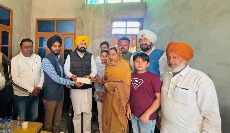 Punjab government gave a check of 1 crore to the martyr family in Mansa know details Punjab News: ਮਾਨਸਾ 'ਚ ਸ਼ਹੀਦ ਪਰਿਵਾਰ ਨੂੰ ਸਰਕਾਰ ਨੇ ਦਿੱਤਾ 1 ਕਰੋੜ ਦਾ ਚੈੱਕ, ਜਾਣੋ ਕੌਣ ਨੇ ਸ਼ਹੀਦ ਅੰਗਰੇਜ਼ ਸਿੰਘ ?