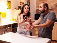 क्या होता है लव बॉम्बिंग? कैसे इससे बचा जा सकता है