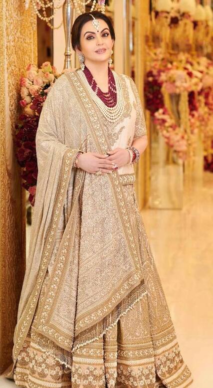 மேலும் அவர் ஒரு நிகழ்ச்சியில் 40 லட்ச ரூபாய் மதிப்பிலான வைரங்கள் பதித்த புடவையும் அணிந்திருந்தார்.