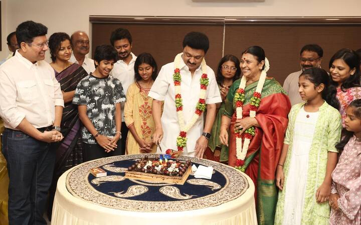 முதல்வர் ஸ்டாலின் மகனான அமைச்சர் உதயநிதி, அவர்களது இல்லத்தில் கேக் வெட்டி கொண்டாடினர்.