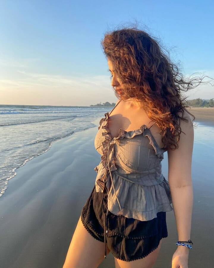 Ketika Sharma Beach Photos: కేతిక శర్మ గురించి ప్రత్యేకంగా పరిచయం అవసరం లేదు. రొమాంటిక్ సినిమాతో టాలీవుడ్ ఎంట్రీ ఇచ్చిన ఈ బ్యూటీ ఇప్పటి వరకు చేసింది నాలుగు సినిమాలే. ఇక కేతిక ఖాతాలో చెప్పుకొదగ్గ హిట్ లేకపోయినా ఈ అమ్మడికి క్రేజ్, ఫాలోయింగ్ మాత్రం భారీగానే ఉంది.