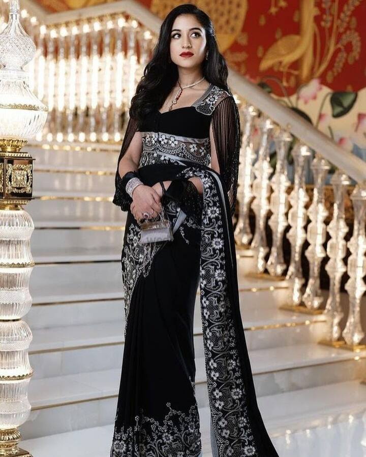 ఈ భామ తన ట్రెడీషనల్ లుక్ని చాలా అందంగా మెయింటైన్ చేస్తుంది. హీరోయిన్కి ఏమాత్రం తీసిపోని అందం ఆమె సొంతం. (Images Sources : Instagram/ bridestodayin)