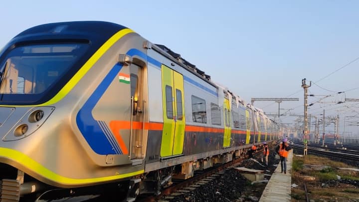 NCRTC: हाल ही में गुजरात के सांवली में दिल्ली-मेरठ आरआरटीएस (Delhi Meerut RRTS) के लिए ट्रेनसेट का अनावरण होने के बाद पहला ट्रेनसेट 27 फरवरी की रात दुहाई डिपो पहुंच गया.