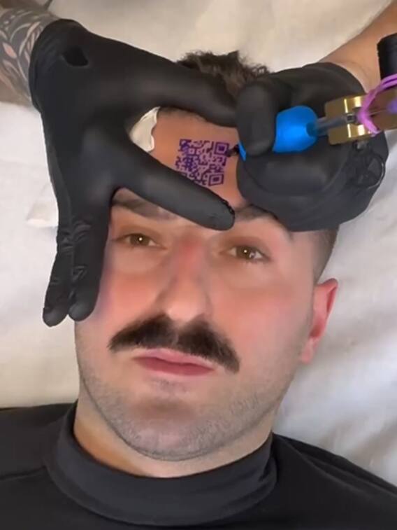 शख्स ने अपने माथे पर गुदवाया QR Code, वीडियो हुआ वायरल