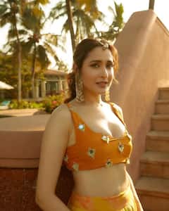 Pragya Jaiswal Photos: ప్రేక్షకుల చూపులకు అందంతో కంచె వస్తున్న కథానాయిక