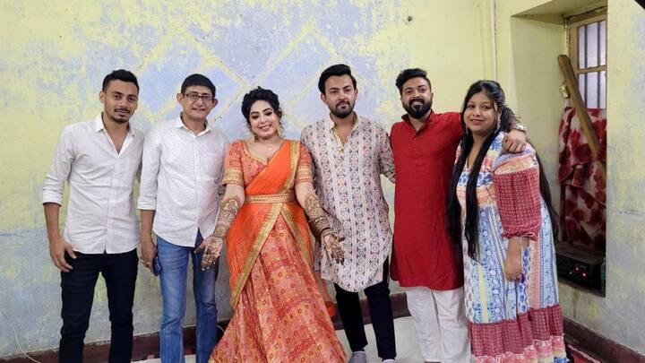 বৃহস্পতিবার মেহেন্দির অনুষ্ঠান সারলেন বাড়িতে। হাজির ছিলেন হবু দম্পতির পরিবারের লোকজন ও কাছের বন্ধুবান্ধব। সোশ্যাল মিডিয়ায় পোস্ট করলেন একগুচ্ছ ছবি। ছবি: শ্রীময়ী চট্টরাজের ফেসবুক