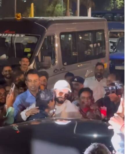 प्रेग्नेंसी की अनाउंसमेंट के बाद दीपिका और रणवीर जामनगर अनंत-राधिका के प्री-वेडिंग फंक्शन के लिए गए. जहां इस कपल का भव्य स्वागत हुआ.