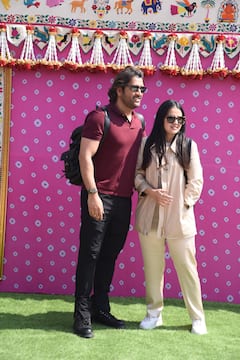 Anant- Radhika Pre Wedding: पत्नी साक्षी के साथ जामनगर पहुंचे MS Dhoni, एयरपोर्ट पर दिखी कपल की क्यूट बॉन्डिंग