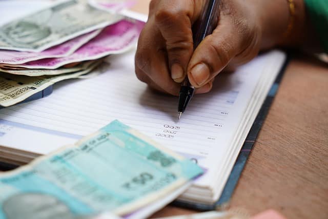 हालांकि ऐसा करना गलत है, घूस देने पर आप भी कानून की नजर में अपराधी हैं. अगर कोई आपसे घूस मांगता है तो आप इसकी शिकायत कर सकते हैं.