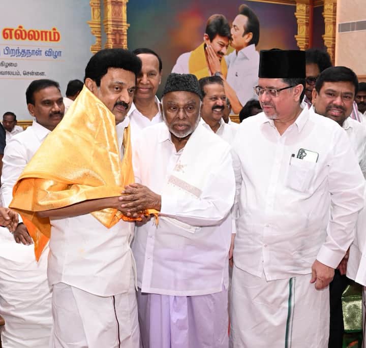 இந்திய யூனியன் முஸ்லீம் லீக் தலைவர் பேராசிரியர் கே.எம்.காதர் மொகிதீன், துணைத் தலைவர் திரு. நவாஸ் கனி, பொதுச் செயலாளர் அபுபக்கர் ஆகியோர் முதல்வரை சந்தித்து பிறந்தநாள் வாழ்த்து தெரிவித்தனர்.