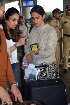 भारताची टेनिस स्टार सायना नेहवाल पतीसह जामनगरसाठी रवाना; पाहा फोटो!