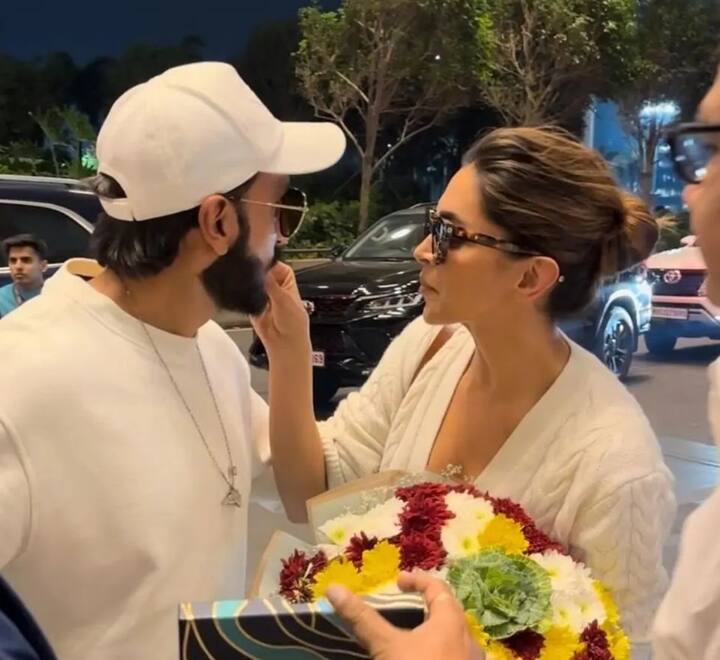 प्रेग्नेंसी अनाउंस करने के बाद वे शुक्रवार को पति रणवीर सिंह के साथ मुंबई एयरपोर्ट पर स्पॉट हुईं, जहां ये एक बार फिर परफेक्ट कपल गोल देते नजर आए. दोनों ही व्हाइट कैजुअल लेकिन कम्फर्टेबल आउटफिट पहने दिखे.