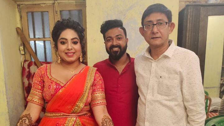 শুধু মেহেন্দি পরাই নয়, নাচ গান হই হুল্লোড় করে দিন কাটালেন হবু দম্পতি। তুলেছেন একগুচ্ছ ছবি। মজার মুহূর্ত পোস্টে ভাগ করে নিয়ে লিখলেন, 'ফ্যামিলি অ্যান্ড ফ্রেন্ডস ফরএভার। নাচ, গান আর হুল্লোড়।' ছবি: শ্রীময়ী চট্টরাজের ফেসবুক