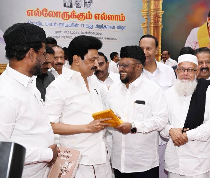 மனிதநேய மக்கள் கட்சித் தலைவரும், சட்டமன்ற உறுப்பினருமா எம்.எச்.ஜவாஹிருல்லா, பொதுச் செயலாளரும் சட்டமன்ற உறுப்பினருமான பி.அப்துல் சமது ஆகியோர் முதல்வரை சந்தித்து பிறந்தநாள் வாழ்த்து தெரிவித்தனர்.