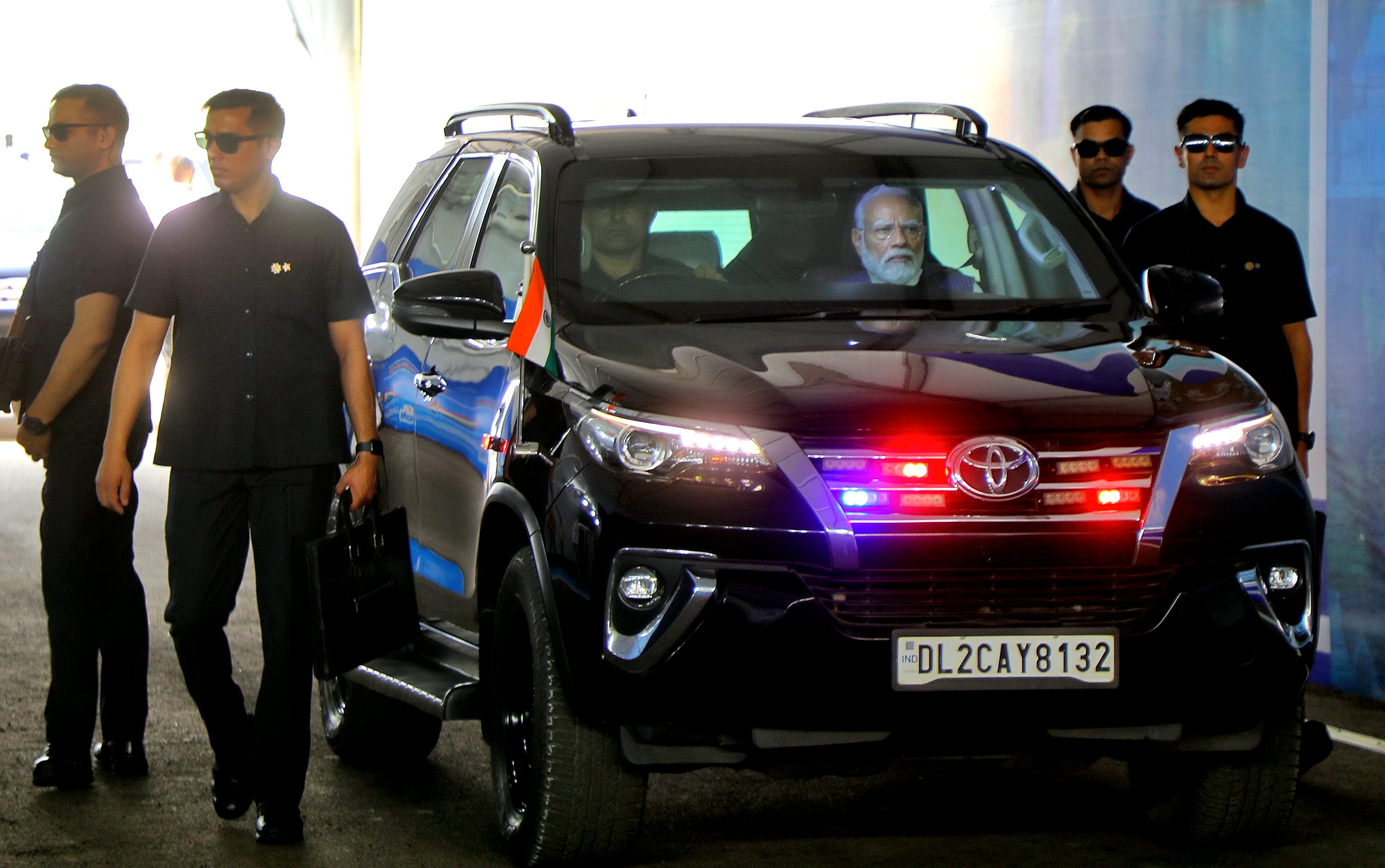 PM मोदी की हाइटेक गाड़ियों में वर्ल्ड क्लास सेफ्टी फीचर्स, रेंज रोवर से मर्सिडीज तक की करते हैं सवारी