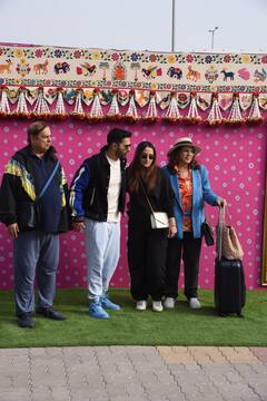 Anant-Radhika Pre Wedding: जामनगर पहुंचकर जेह को कंधे पर बैठाए नजर आए सैफ अली खान...पति का हाथ थाम माधुरी ने दिए पोज, देखें तस्वीरें