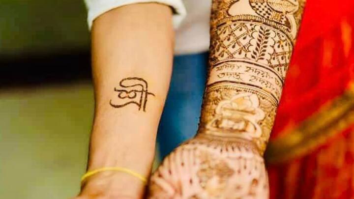 দুই হাত জুড়ে সুন্দর মেহেন্দি পরে সেই ছবিও পোস্ট করেন অভিনেত্রী। তাতে লেখালেন প্রিয় মানুষ কাঞ্চনের নাম। বাদ যান না অভিনেতাও। গোটা হাত জুড়ে না হোক, হবু স্ত্রীয়ের প্রতি ভালবাসা থেকেই হাতে লিখলেন, 'শ্রী'। ছবি: শ্রীময়ী চট্টরাজের ফেসবুক