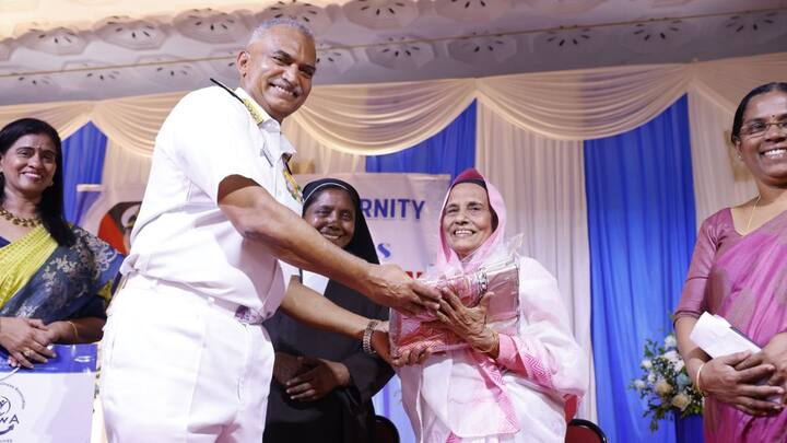 नौसेना प्रमुख जब कार्मेल स्कूल में पहुंचें तो उन्होंने पहले अपनी टीचर की तरफ देखा और फिर मुस्कुराते हुए उनके पैर छूकर आशीर्वाद लिया. उन्होंने स्कूल में आयोजित एक कार्यक्रम में जमीला बेगम को गिफ्ट देकर सम्मानित भी किया.