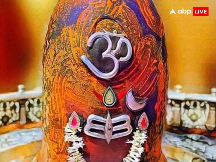 महाशिवरात्रि का महापर्व साल 2024 में 8 मार्च, शुक्रवार के दिन मनाया जाएगा. इस दिन शिव भक्त व्रत करते हैं. महाशिवरात्रि जैसा अपने नाम से ही पता चलता है, यानि रात्रि में की जानें वाली शिव जी की पूजा. महाशिवरात्रि के दिन रात में पूजा करने का विशेष महत्व होता है. इस दिन रात के चारों पहर में शिव जी का अभिषेक किया जाता है.