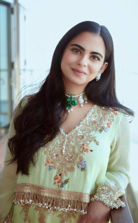 மேலும் ஈஷா அம்பானியும் அவரது கணவர் ஆனந்த் பிராமலும் பல கோடிகள் மதிப்பிலான பல கார்கள் அடங்கிய கராஜிற்கு சொந்தக்காரர்கள் ஆவர்.